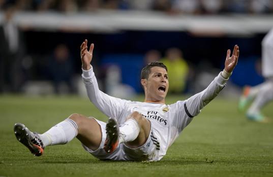 Pronti, via, Cristiano Ronaldo cade in area e si lamenta